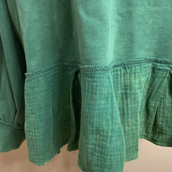 Fantastic Fawn Green Ruffled Hem Top Large EUC - Picture 4 of 7